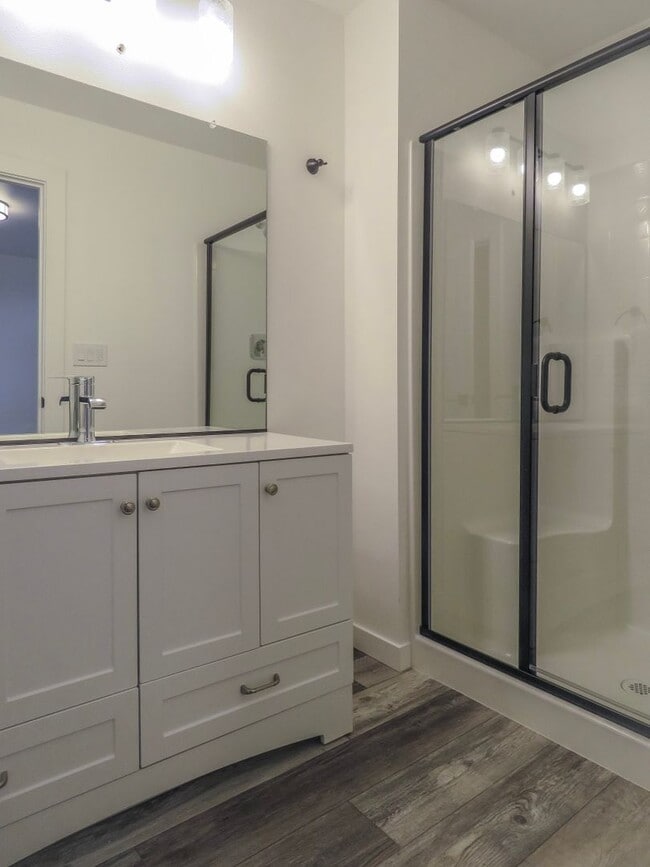 Building Photo - Newberg- 3 bedroom Duplex Available Soon - Schedule tour now !