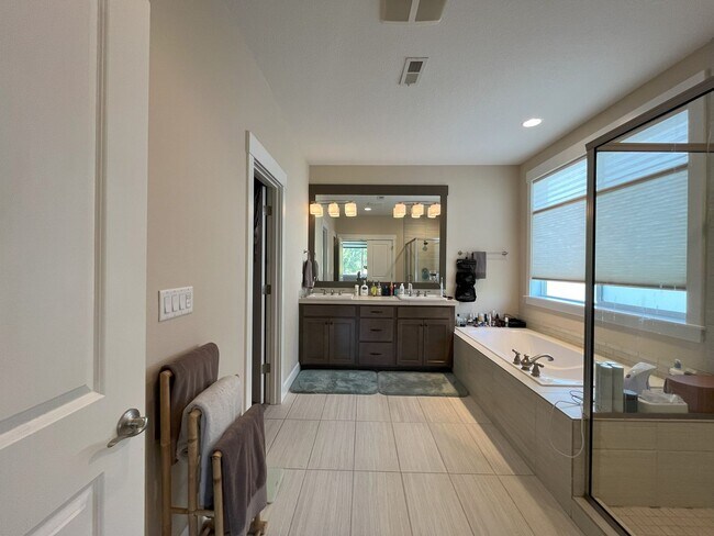 Building Photo - Expansive 4-Bedroom Home with Office, Ente...