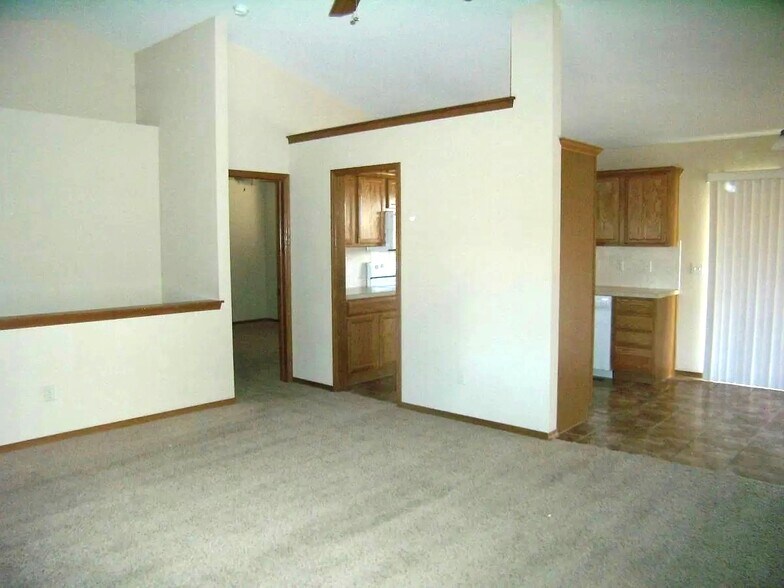 Family to Kitchen - 3633 N Rushwood Ct
