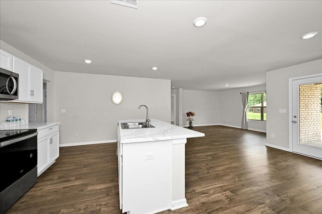 Building Photo - 4 Bedroom, 2 Bath