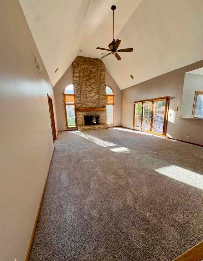 Building Photo - 8S210 Stonehedge Dr