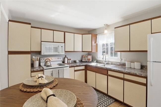 Building Photo - 37 Oakmount Dr