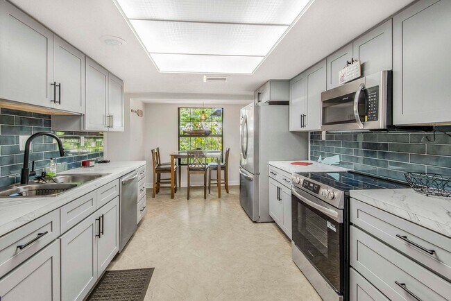 Building Photo - 11316 W Bayshore Dr