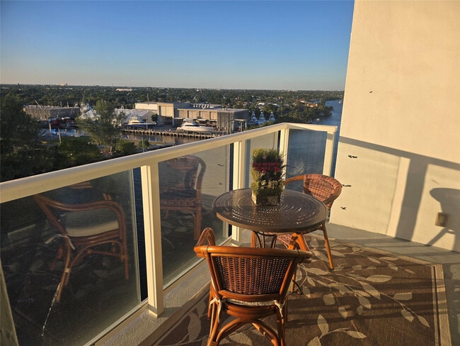 Building Photo - 1401 N Riverside Dr