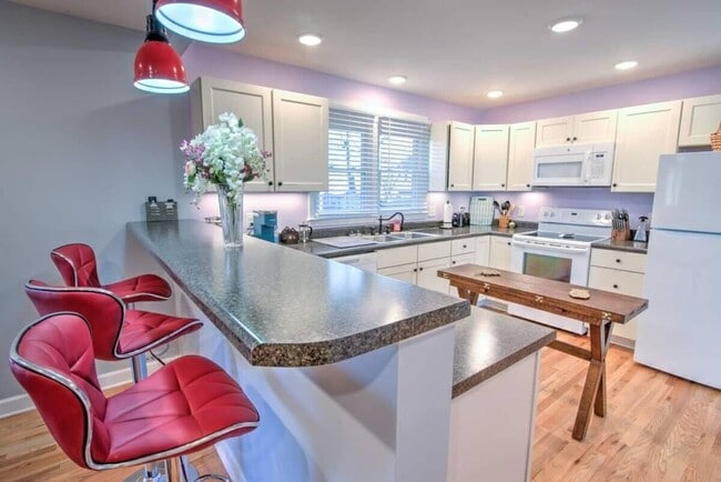 Building Photo - 201 Springdale Rd