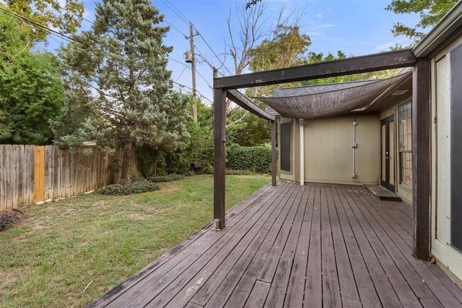 Building Photo - 6005 Sun Vista Dr