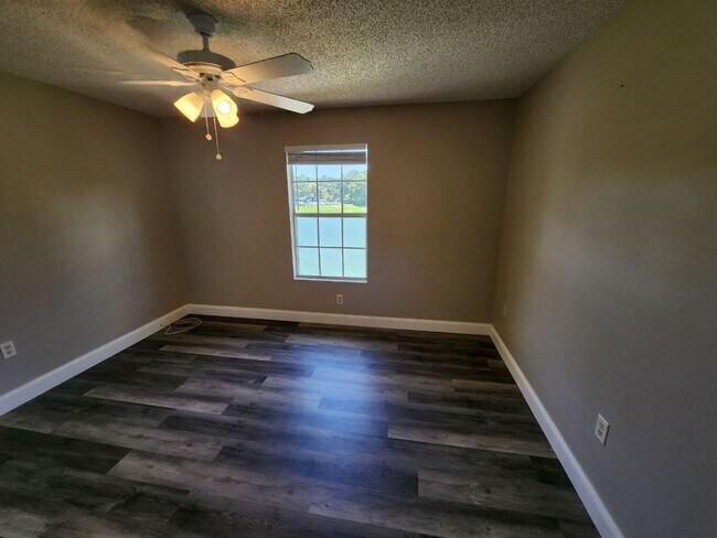 Building Photo - Water Front- 2nd Floor- 1 Bedroom 1 Bath f...