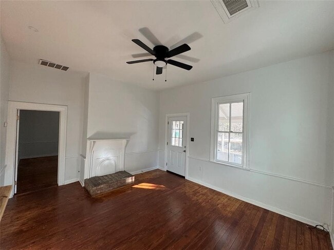 Building Photo - 194 N Clarendon Ave