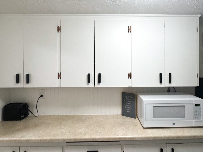 Building Photo - Cozy Basment/Lower Level Apartment