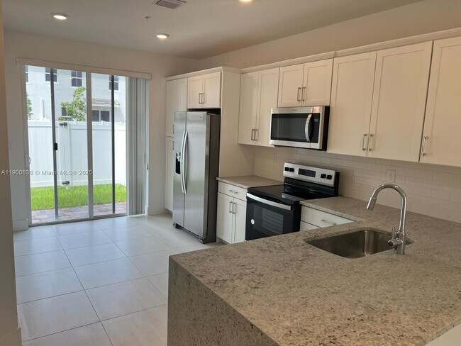 Building Photo - 136 SW 170th Ave