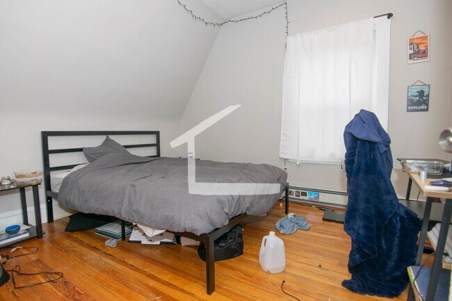 Building Photo - Spacious 7 bed in Allston.... 2.5 Bath!!