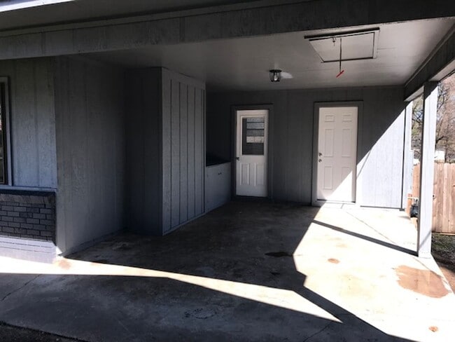 Building Photo - Nice Benton Home