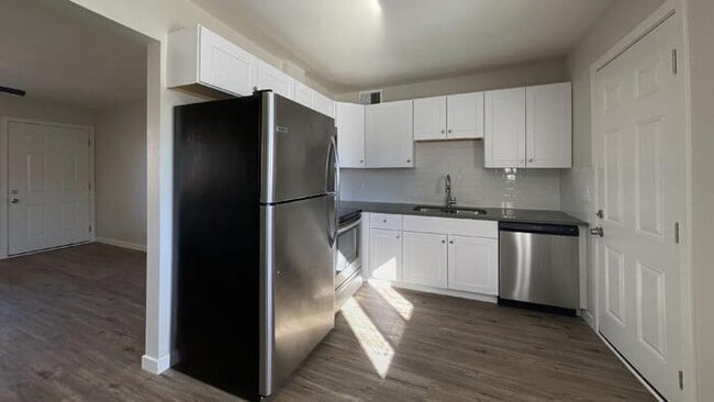 Primary Photo - Newly Renovated Spacious 1 Bedroom with Vi...