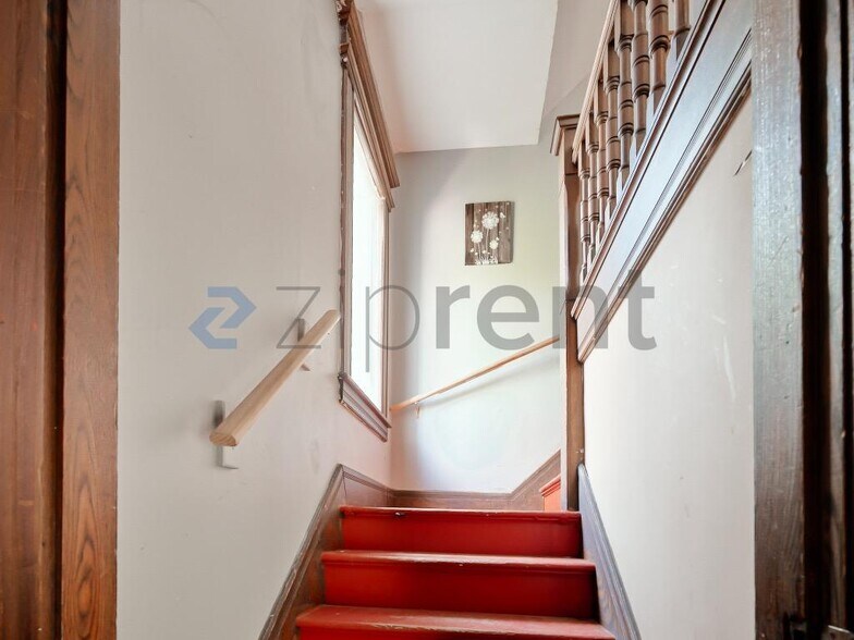 Building Photo - Unit 2
