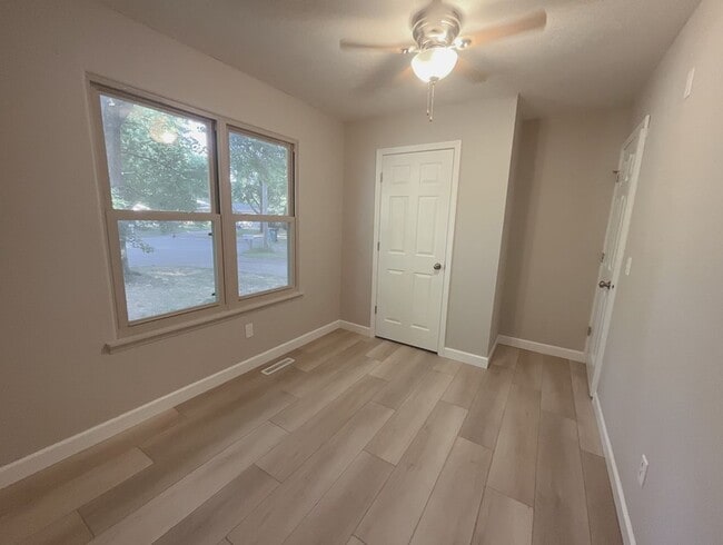 Building Photo - Leasing