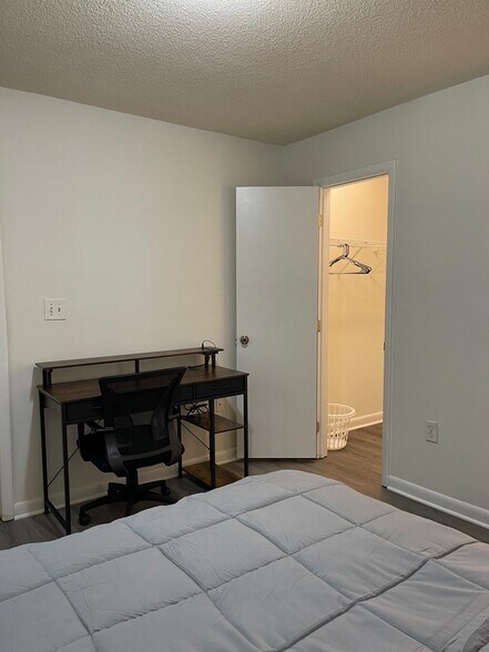 Building Photo - 1420 Collegiate Cir