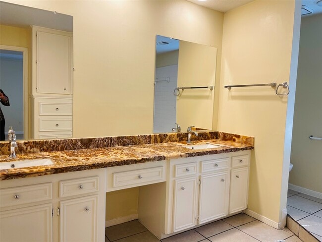 Building Photo - 210 Squires Bend