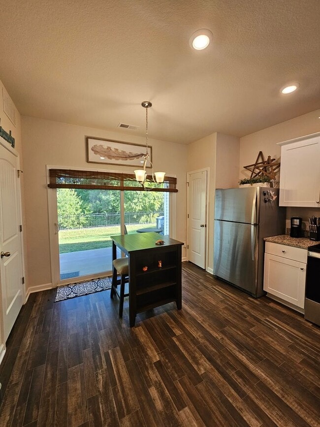 Building Photo - NEW LISTING!!!!!