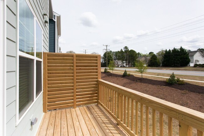 Building Photo - Gorgeous Townhome With Loads of Amenities in Ellis Crossing!