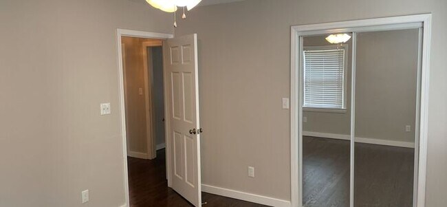 Building Photo - 2 bedroom 1 bath renovated pet friendly home