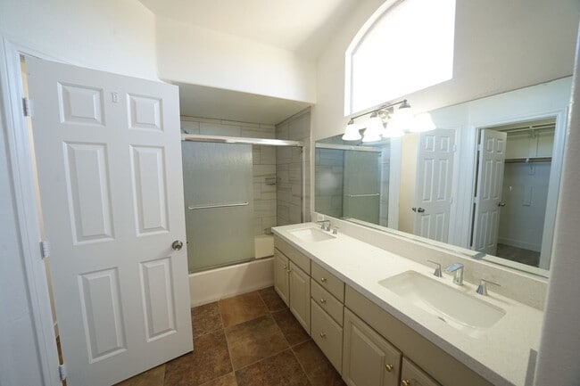 Building Photo - SHOWINGS AVAILABLE NOW