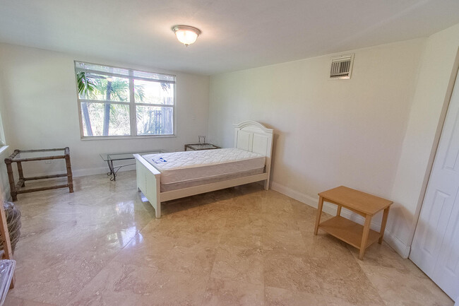 Building Photo - 927 W Royal Palm Rd