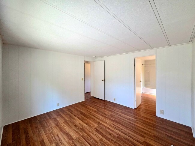 Building Photo - 1529 NW Avon Ct