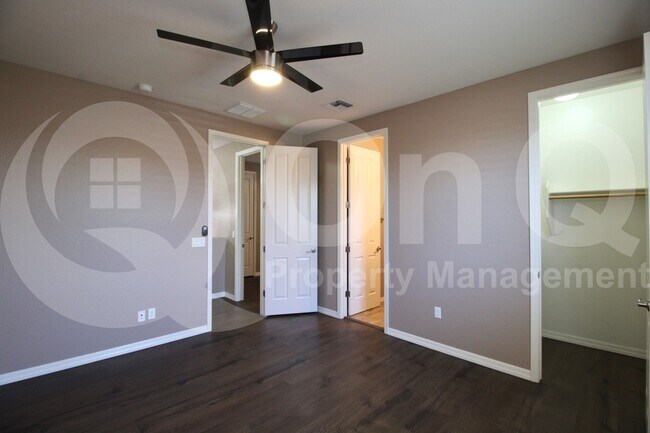 Building Photo - 2872 E Redwood Pl