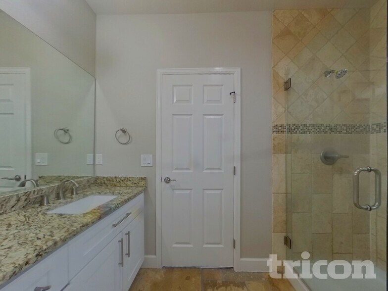 Building Photo - 9805 W Hinsdale Pl