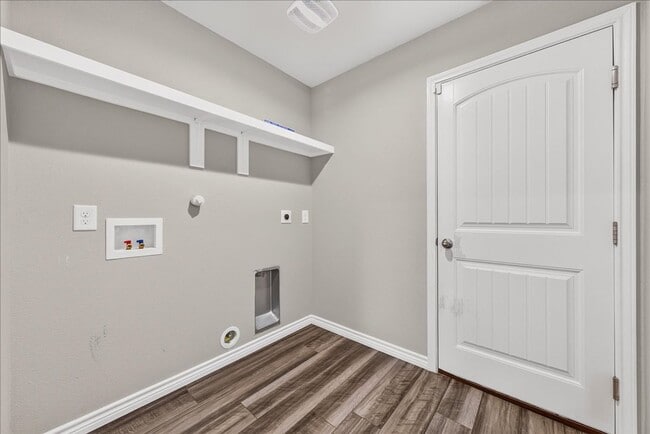 Building Photo - 8133 Cattlemen Dr