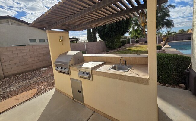 Building Photo - Stunning Resort style Home 5-bedroom Pool/Spa