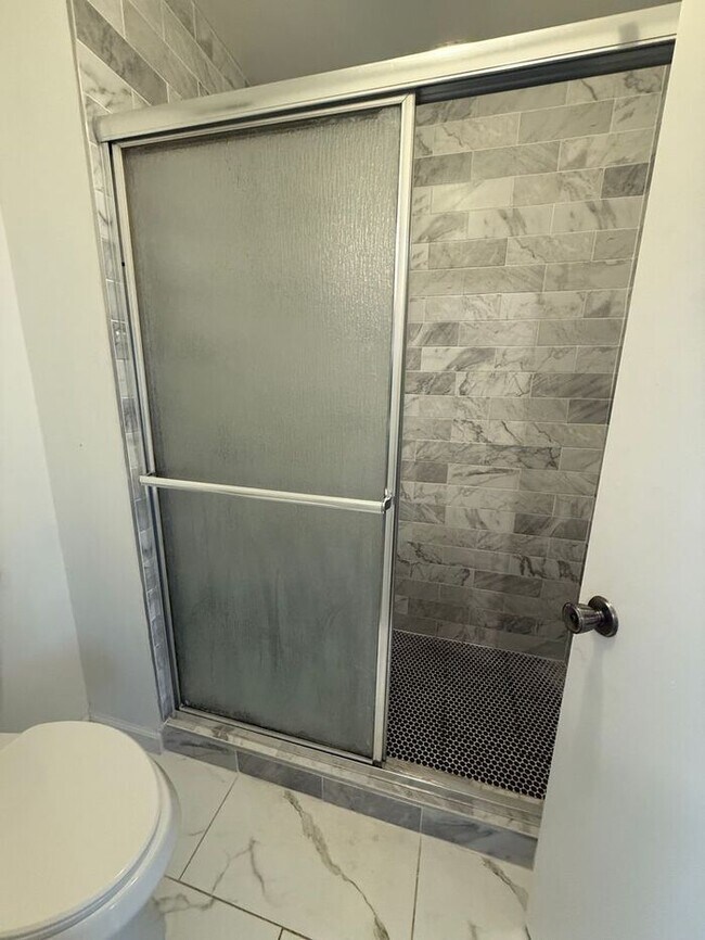 Building Photo - FOR RENT - 3 Bedroom Condo in Green Hills
