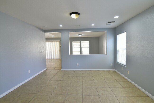 Building Photo - Spacious 4Bed/2Bath/2Car Home located in North Las Vegas w/ Pool!