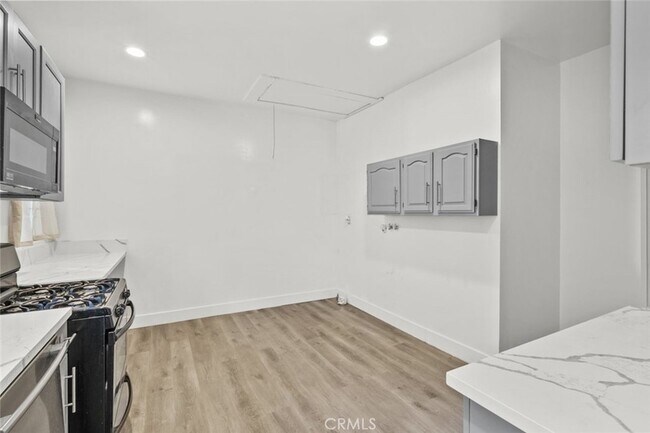 Building Photo - 1549 N Kingsley Dr