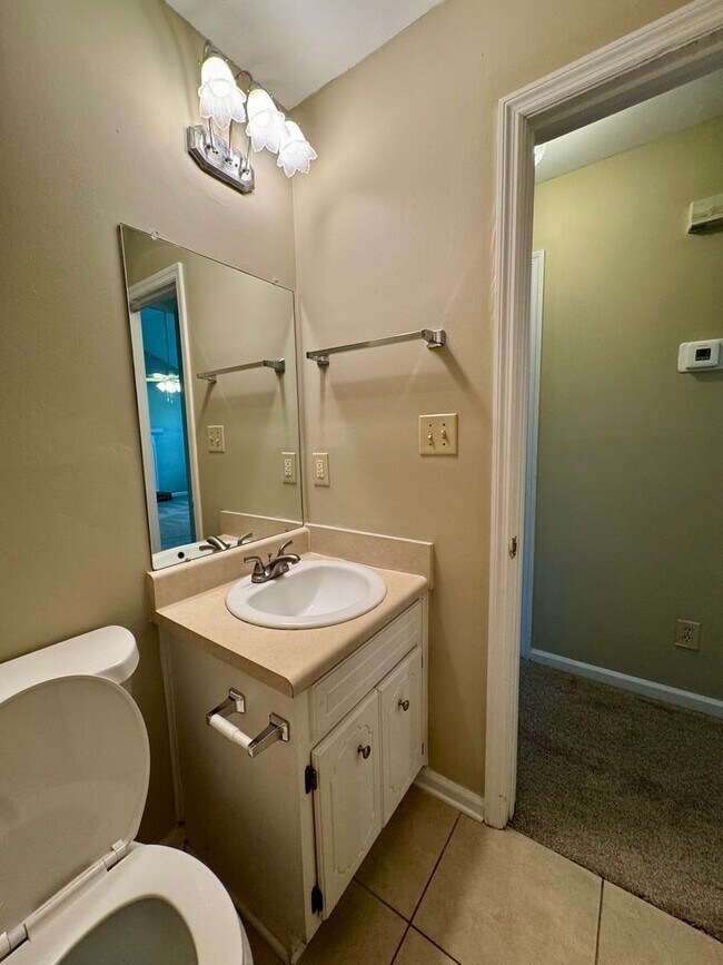 Building Photo - Charming 3 Bedroom, 2 Bath Home Available Now!