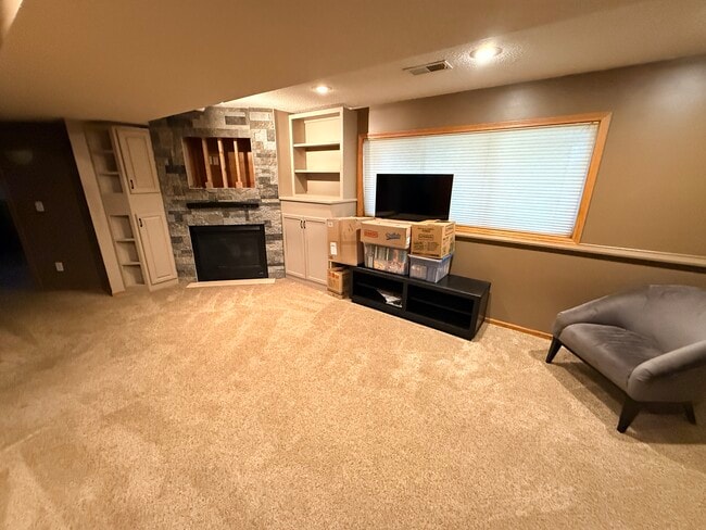 Building Photo - 602 5th Ave S