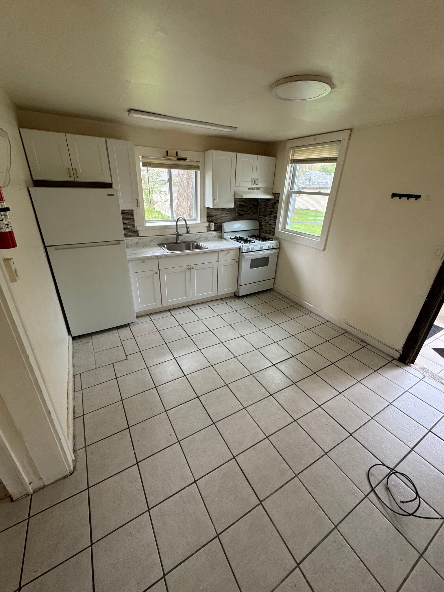 1 bedroom $1200 - 27 Hillside Ave