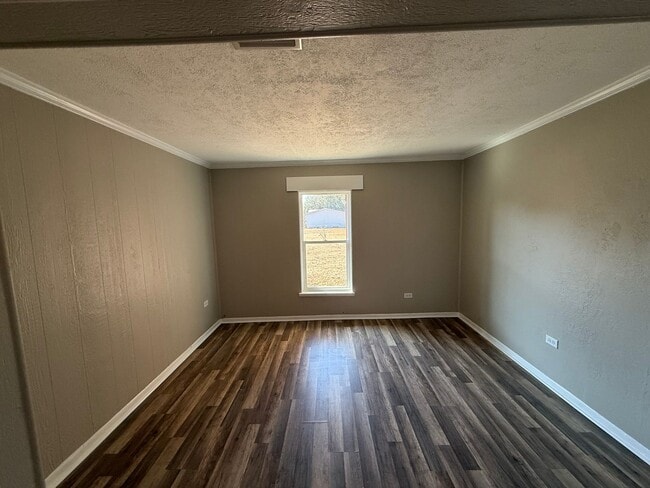 Building Photo - Charming 3 bedroom 1 bath country home located on 1.16 acres