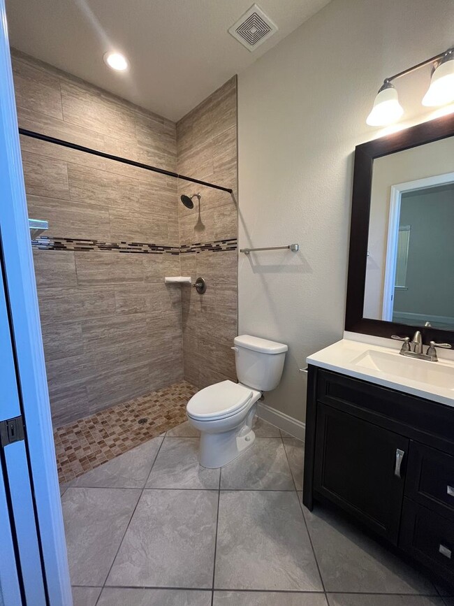 Building Photo - Charming 3 bedroom, 2 bathroom dulplex loc...