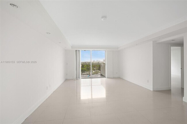 Building Photo - 2000 NE 135th St