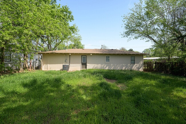 Building Photo - 3210 SE 16th St