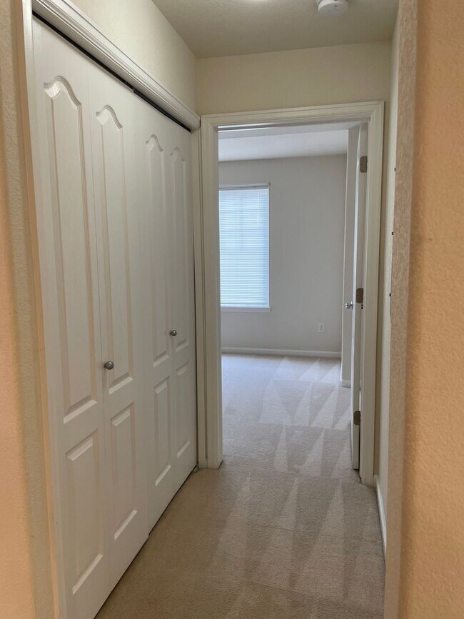 Building Photo - 2 bed/2 bath 2nd-floor condo in Lakeshores at Centerra.