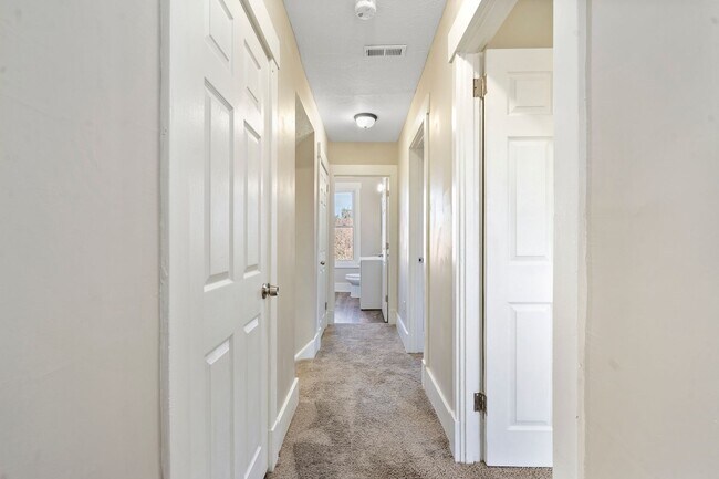 Building Photo - Completely Renovated 3 Bed/1 Bath Home - C...