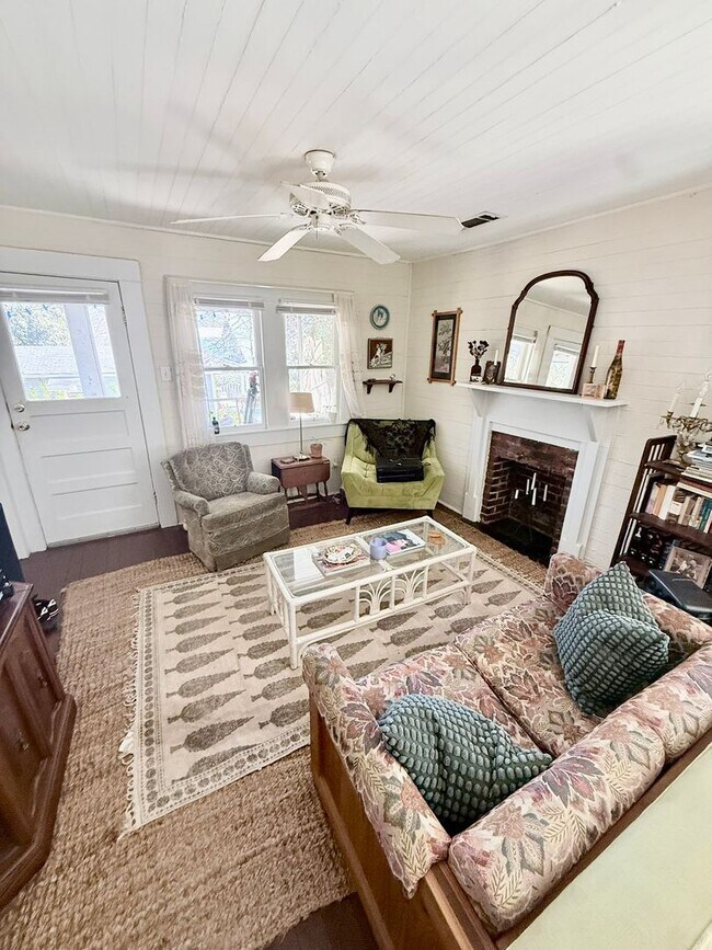 Building Photo - Easy St. Two Bedroom