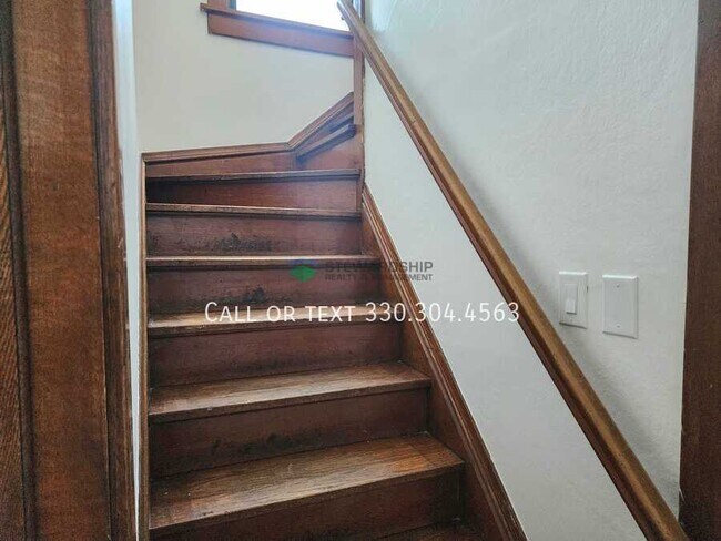 Building Photo - 687 Allyn St