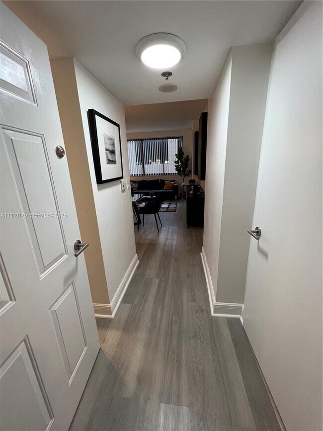 Building Photo - 540 Brickell Key Dr