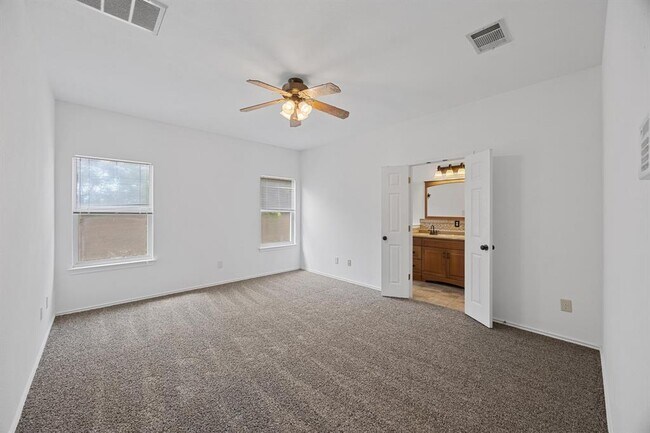 Building Photo - 914 N Creek Blvd