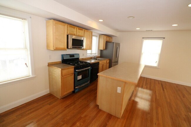 Building Photo - 76 Seaver St