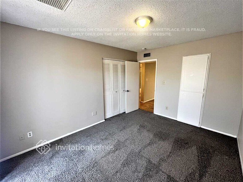 Building Photo - 4607 W Orangewood Ave