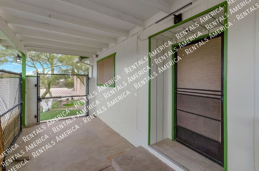 Building Photo - 3951 W Irvington Rd